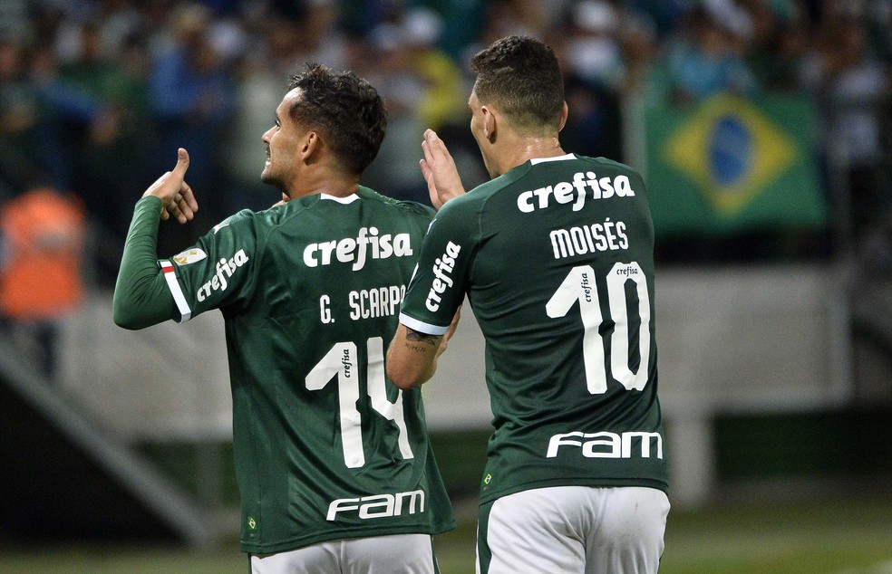 Gustavo Scarpa e Moisés comemoram gol do Palmeiras, melhor ataque da Libertadores — Foto: Marcos Ribolli