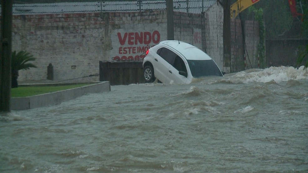 Carros são arrastados pela correnteza após forte chuvas em Teresina — Foto: Pablo Santos/ TV Clube