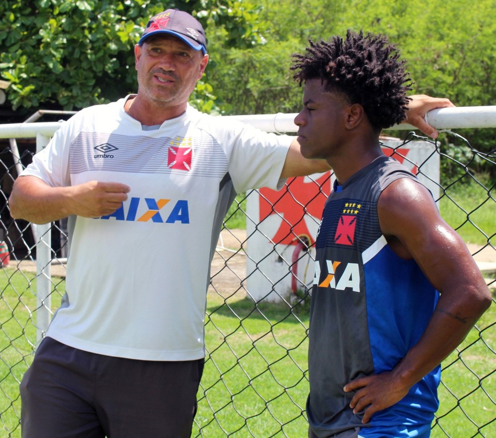 Técnico Marcus Alexandre conversa com Robinho (Foto: Carlos Gregório Jr/Vasco)