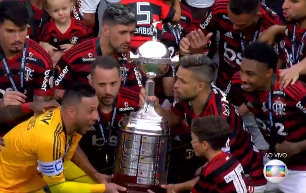 Diego Aleves, Everton Ribeiro e Diego levantam taça do título do Flamengo na Libertadores — Foto: Reprodução