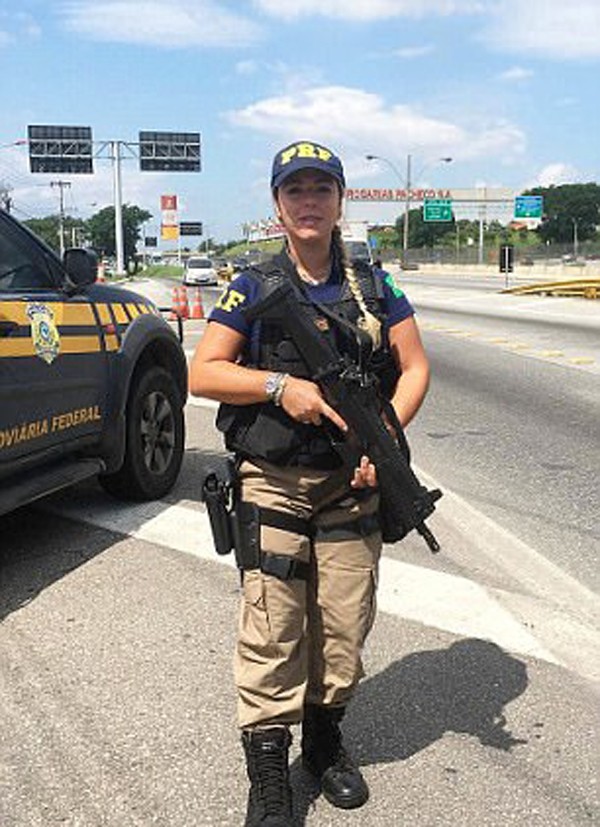 A agente Mari Ag posa para foto com o uniforme e o armamento da Polícia Federal (Foto: Reprodução / Instagram)