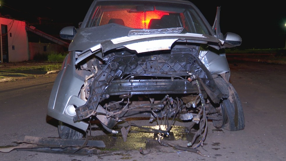 Veículo ficou completamente destruído   Foto: Reprodução/ José Aparecido 