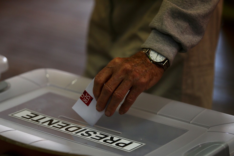 Cidadão chileno vota em Santiago (Foto: Ivan Alvarado/REUTERS)