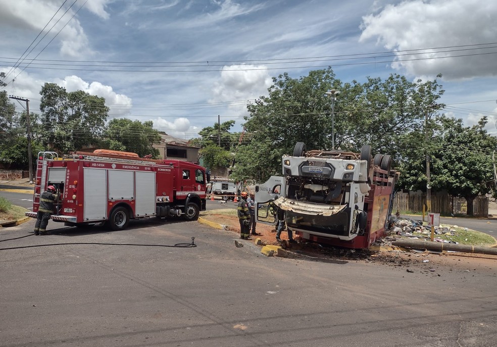 Caminhão da Prudenco tombou na Rua Abílio Nascimento com a Avenida Juscelino Kubitschek — Foto: Cedida