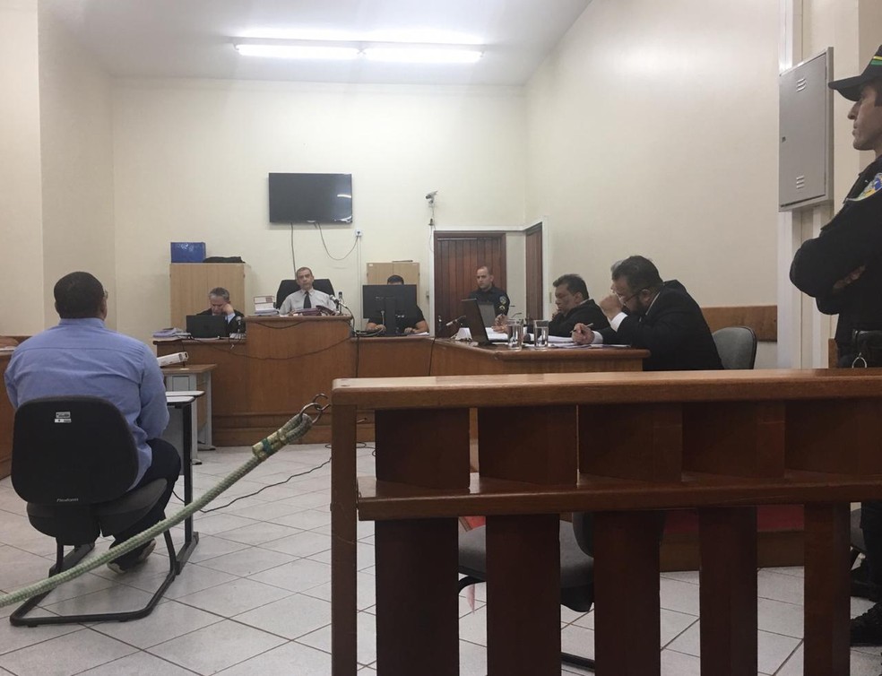 Agente penitenciário acusado de estuprar e matar mulher começou a ser ouvido durante a tarde.  — Foto: Mayara Subtil/G1