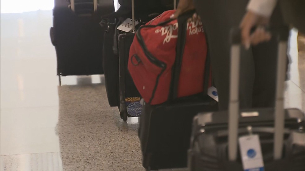 Chegada de brasileiros deportados dos Estados Unidos ao Aeroporto Internacional de BH, em 4 de junho — Foto: TV Globo/Reprodução