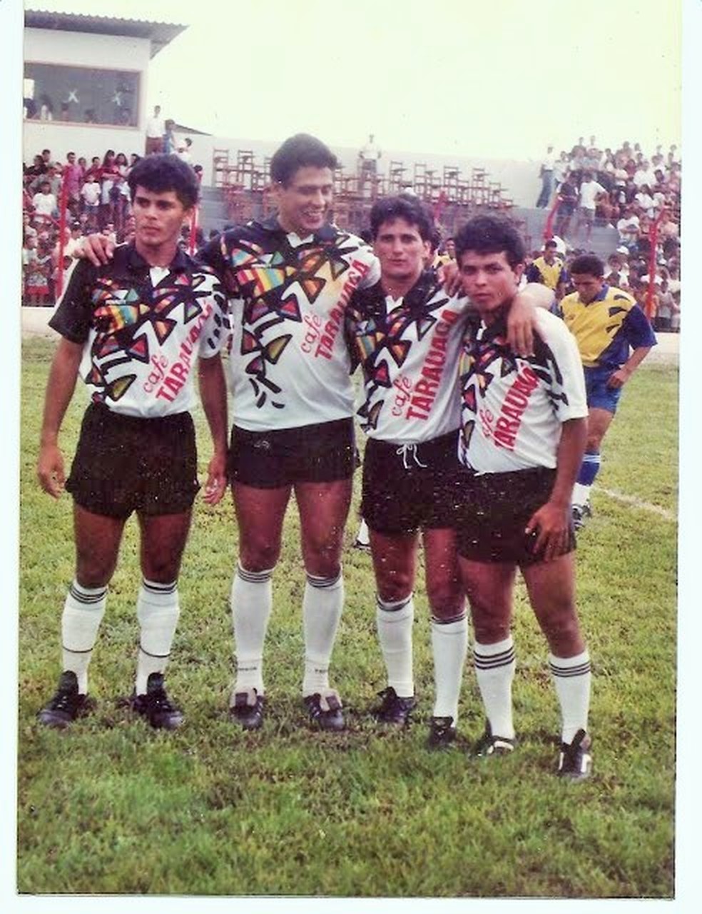 Josman, Roberto Dinamite, Velho Lima e Zé Anão - Seleção de Tarauacá (1991) — Foto: Arquivo pessoal/Josman Neri