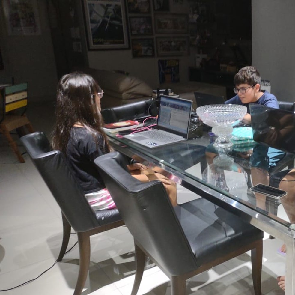 Volta às aulas de forma remota exigiu adaptação na rotina de pais, mães, alunos e professores. — Foto: Arquivo Pessoal