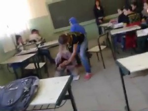 Estudante agride menina de 14 anos dentro de escola em Piedade (Foto: Reprodução)