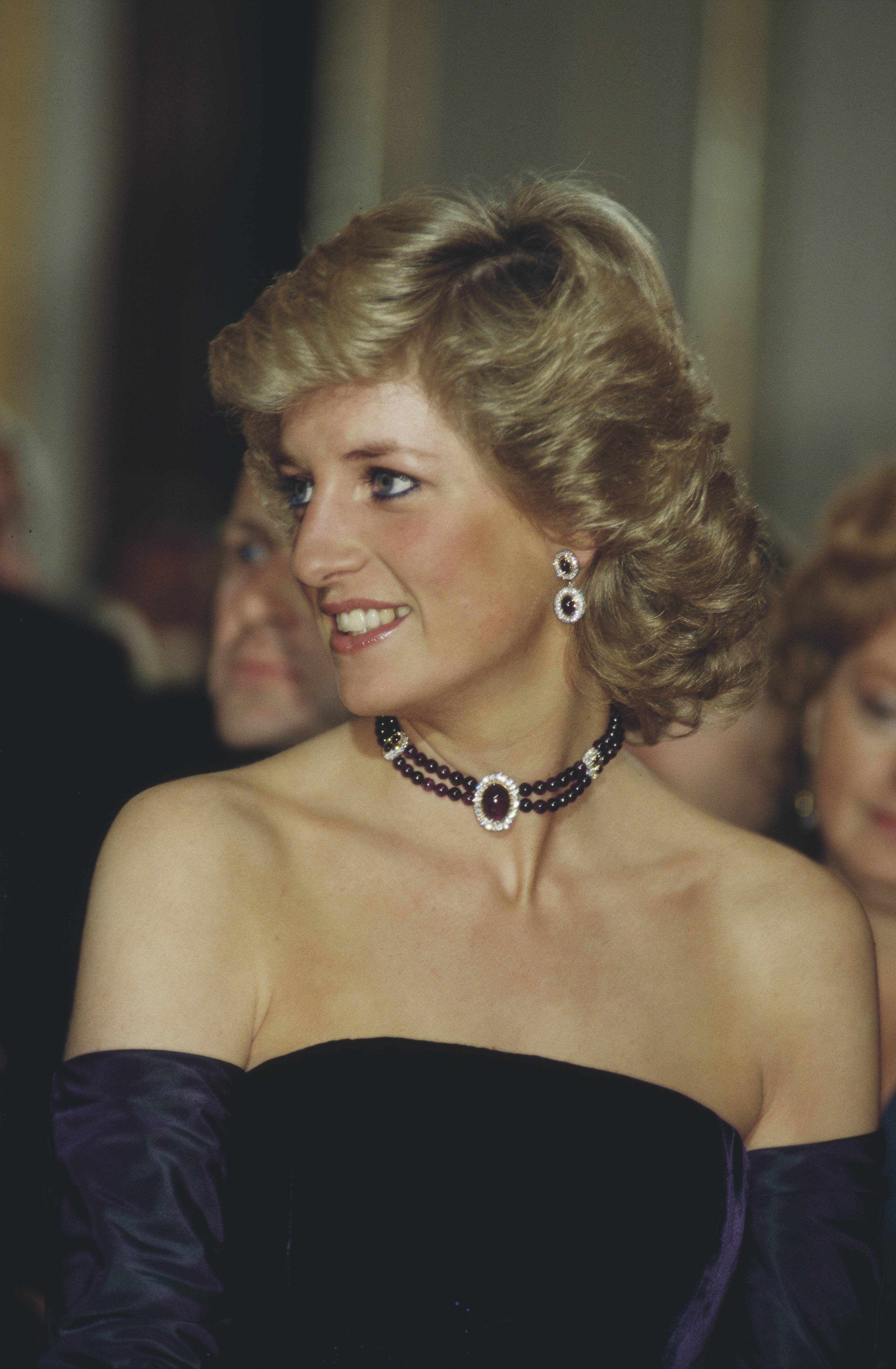 Diana, Princess of Wales  (1961 - 1997) attends the opera in Munich, Germany, wearing a purple strapless gown by Catherine Walker, November 1987.  (Photo by Jayne Fincher/Princess Diana Archive/Getty Images) (Foto: Getty Images)