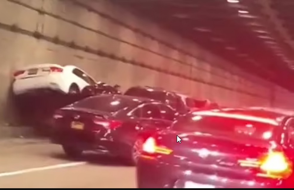 Falha do piloto automático faz Model 3 frear e causar engavetamento — Foto: Reprodução