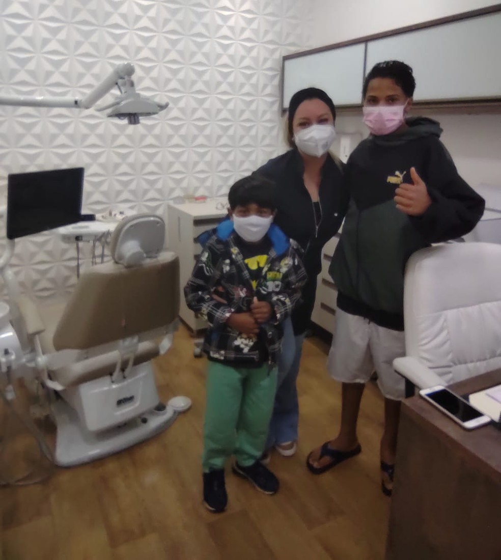 João Victor e os quatro irmãos ganharam tratamento odontológico durante um ano em Jundiaí — Foto: Divulgação/Mozeli Odontologia 