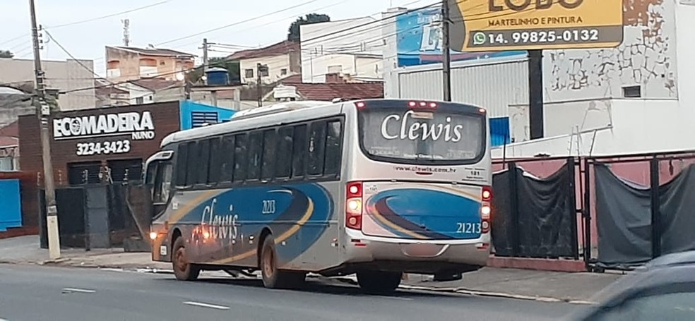 Um dos veículos teria ultrapassado o sinal vermelho e causado o acidente em Bauru — Foto: Marco Previdello/TV TEM