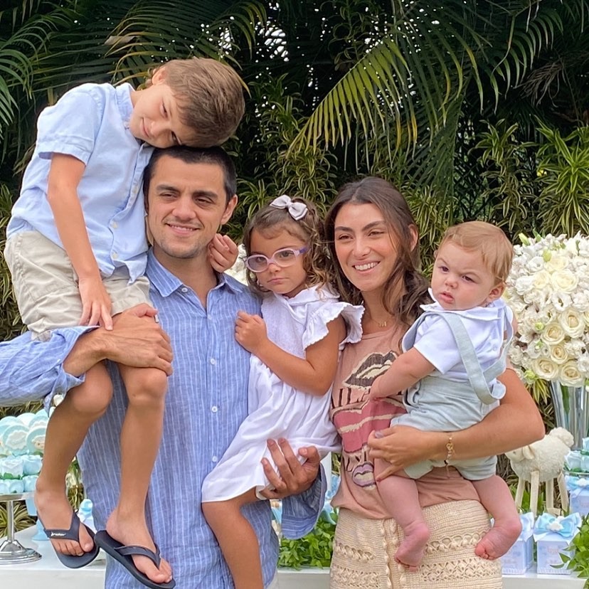 Felipe Simas e Mariana Uhlmann com os três filhos (Foto: Reprodução Twitter e Reprodução Instagram)