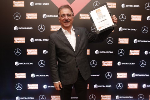 Helder Montenegro, da ITC Vertebral, comemora ao receber troféu