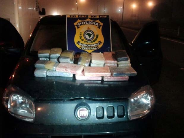 Em outro carro, 30 tijolos de cocaína e crack seguiam para o Alagoas (Foto: Polícia Rodoviária Federal)