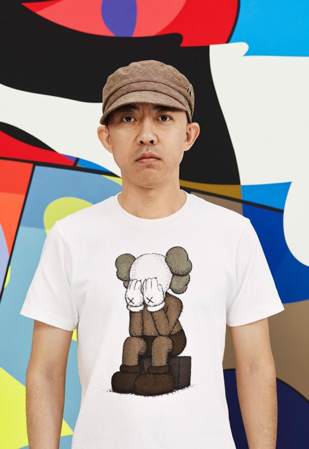 Nigo com uma das camisetas ilustradas com trabalhos de Kaws (Foto: Divulgação)