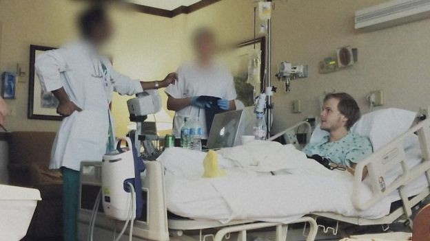 Avicii foi hospitalizado durante uma turnê na Austrália em 2014 e foi diagnosticado com pancreatite aguda (Foto: BBC THREE, via BBC News Brasil)