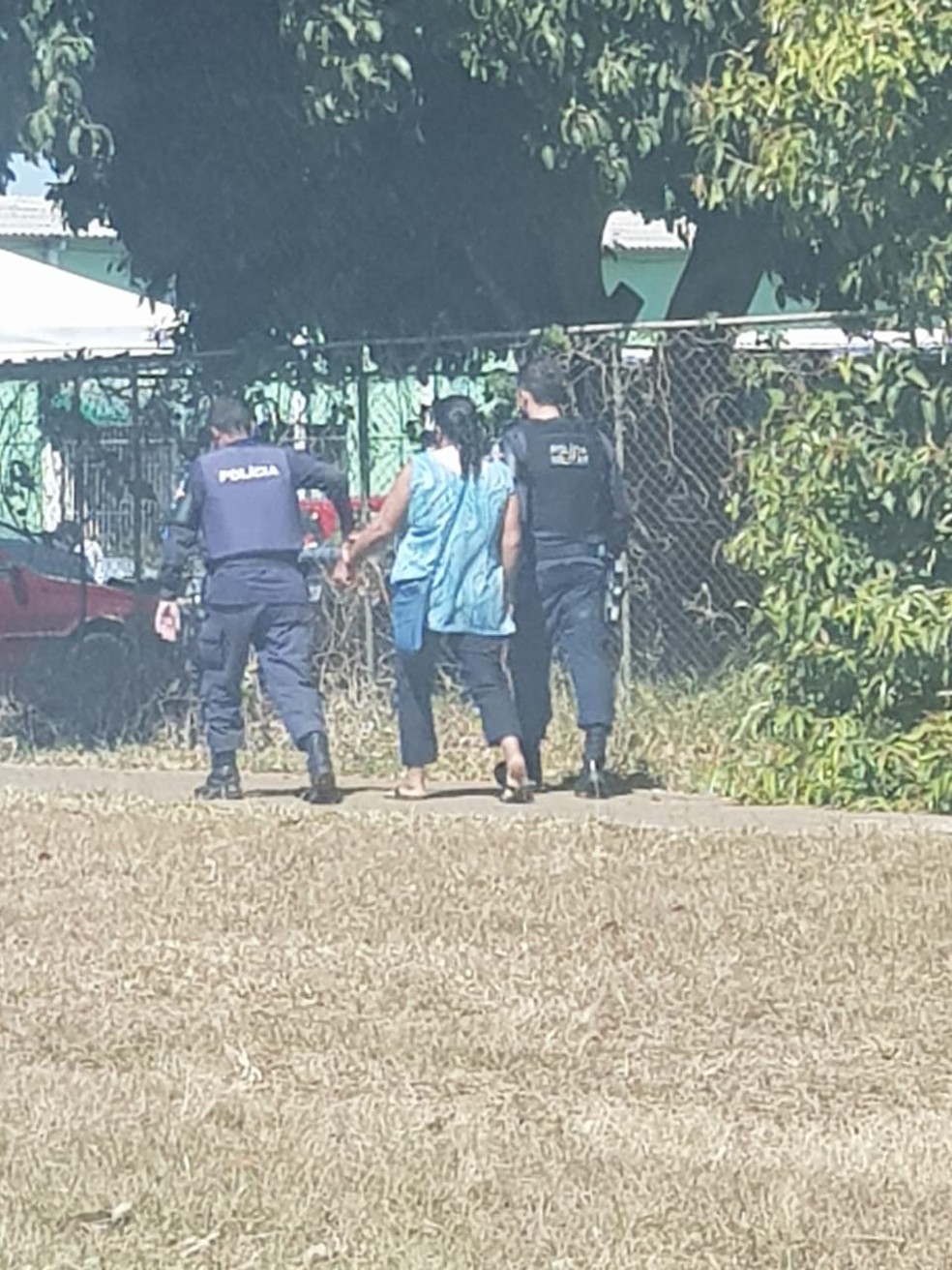Mulher é detida por policiais militares após quebrar vacinas contra Covid-19 na UBS 5 de Ceilândia-DF — Foto: Déborah Almeida / Reprodução
