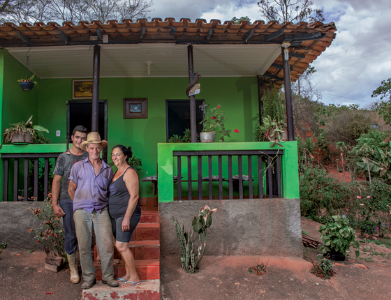 Rafael e Avelina o casal de produtores permaneceu em seu sítio. (Foto: Rogério Cassimiro/ÉPOCA)