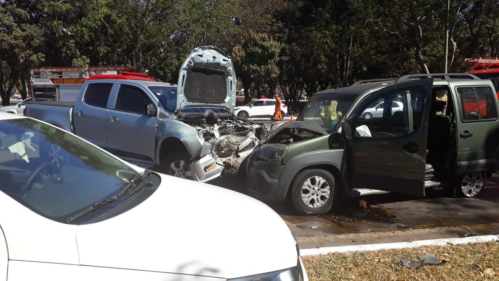 Acidente entre cinco carros fecha Eixão Norte, em Brasília  — Foto: Corpo de Bombeiros do DF/Divulgação 