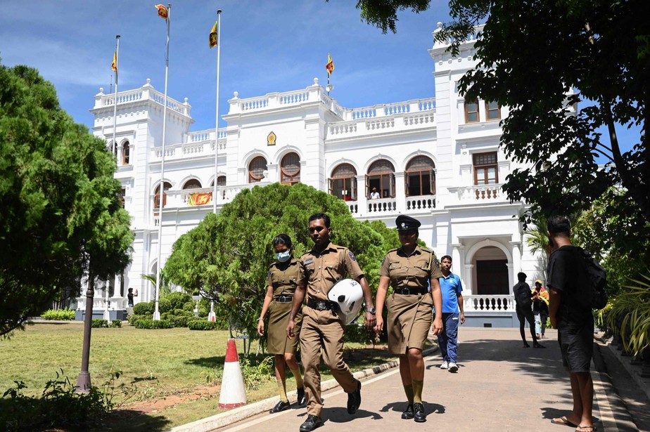 Policiais caminham no jardim do prédio do Gabinete do primeiro-ministro do Sri Lanka