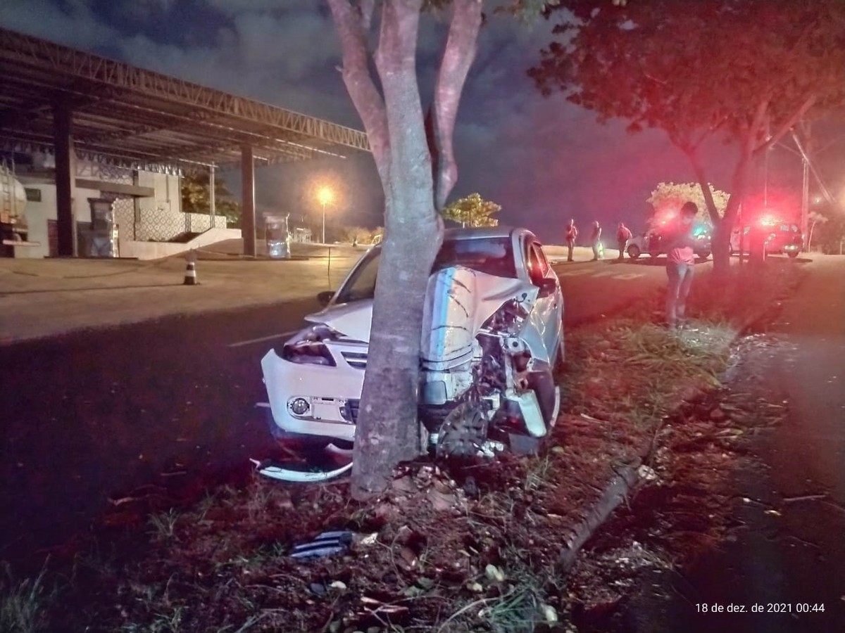 Motorista Perde O Controle Da Direção De Carro Na Avenida Jk E Bate De Frente Em árvore No 7213