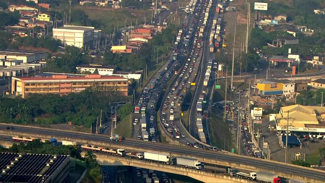 Rodovia Régis Bittencourt está parada na região de Embu das Artes