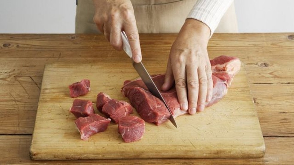 É importante lavar a faca e a tábua de corte depois que ela teve contato com um alimento cru, como uma carne vermelha — Foto: Getty Images via BBC