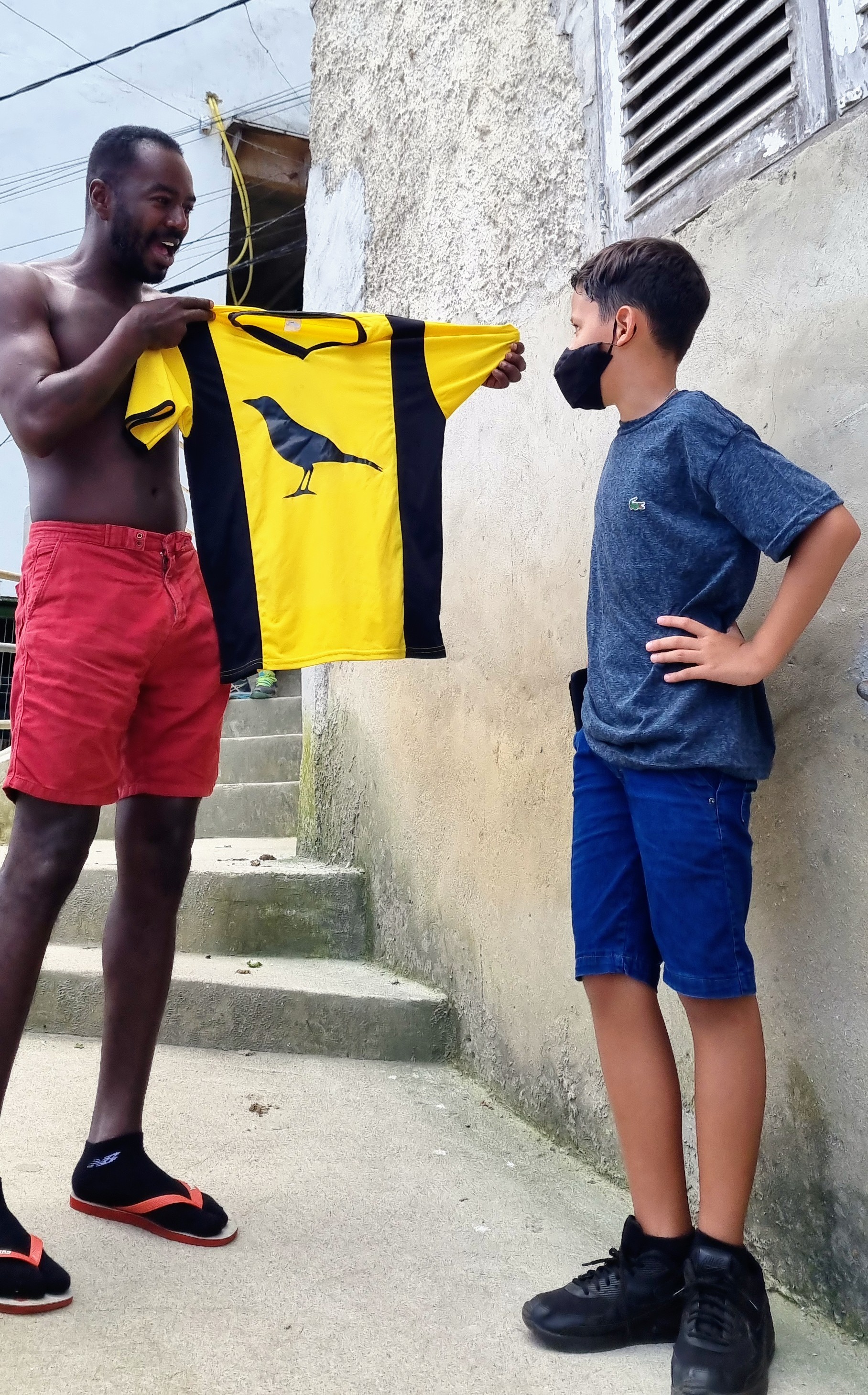 Jonathan Azevedo surpreendeu fã Luiz Felipe e o presenteou com camisa usada por ele em 'A Força do Querer' (Foto: Daniel Delmiro/AgNews)