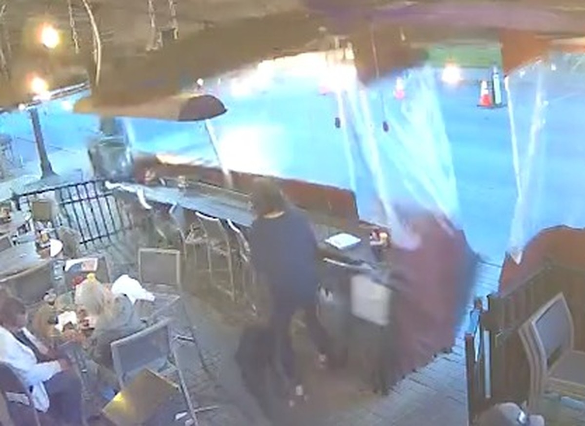 Driver loses control, climbs sidewalk and invades restaurant in America;  Video |  the world