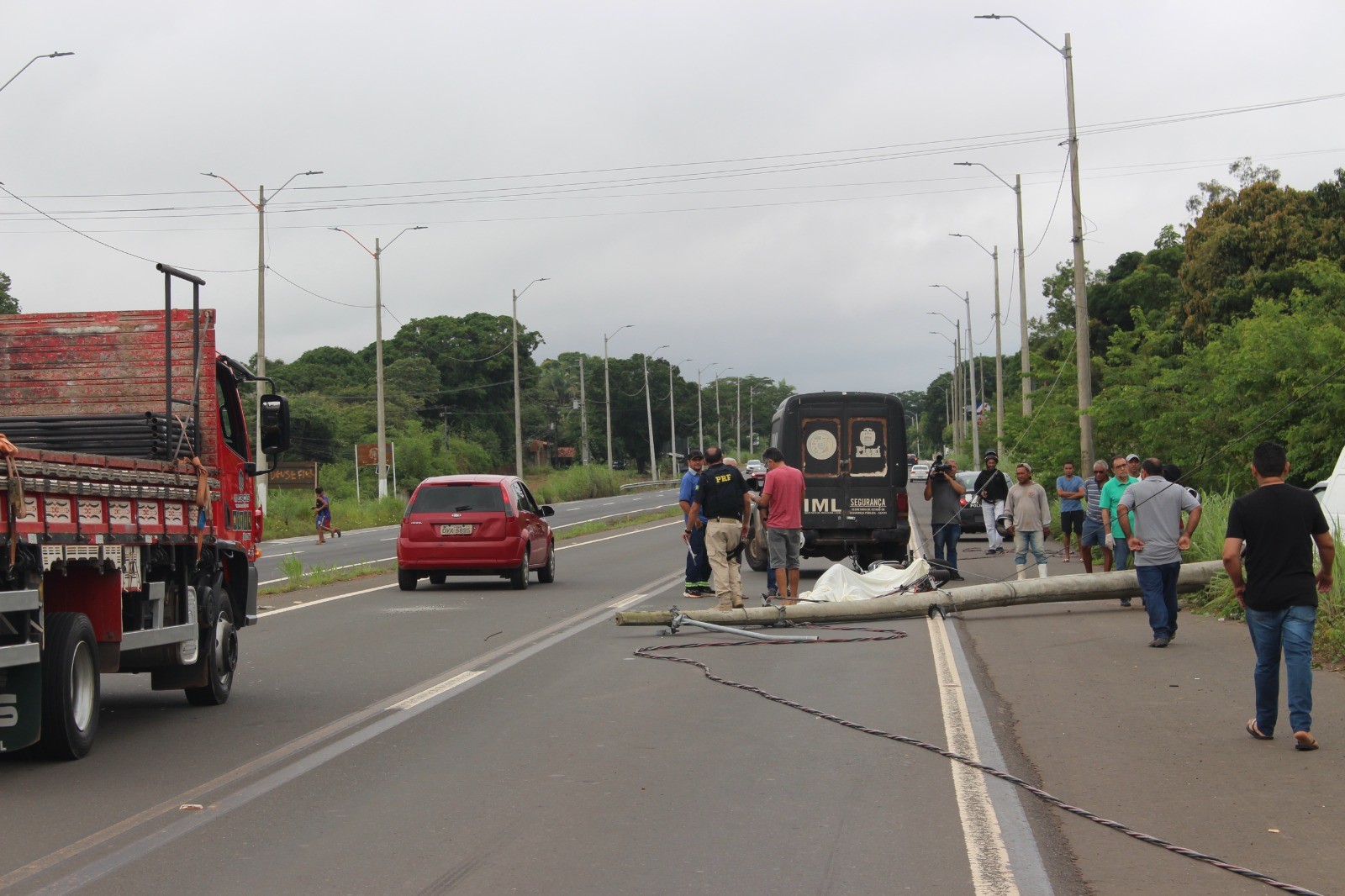 Carro bate em poste, que cai e mata funcionário da Secretaria de Governo do Piauí na BR-343, em Teresina
