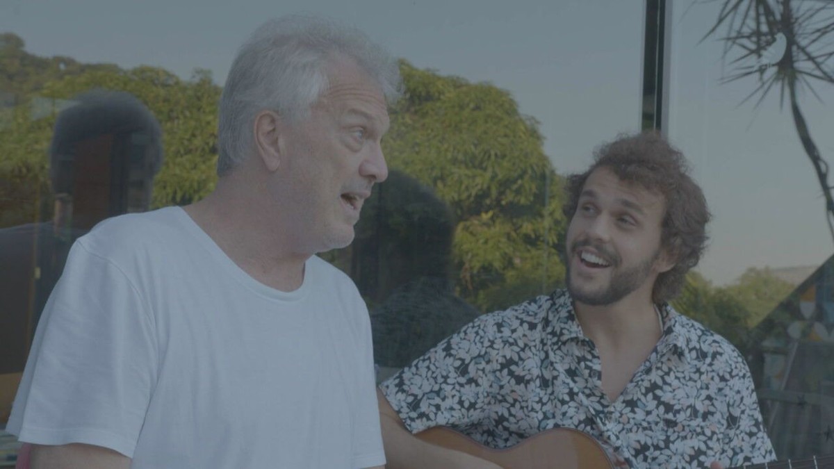   
Theo Bial estreia álbum com participação do pai, Pedro Bial: ‘Realizou um sonhozinho meu’, diz apresentador