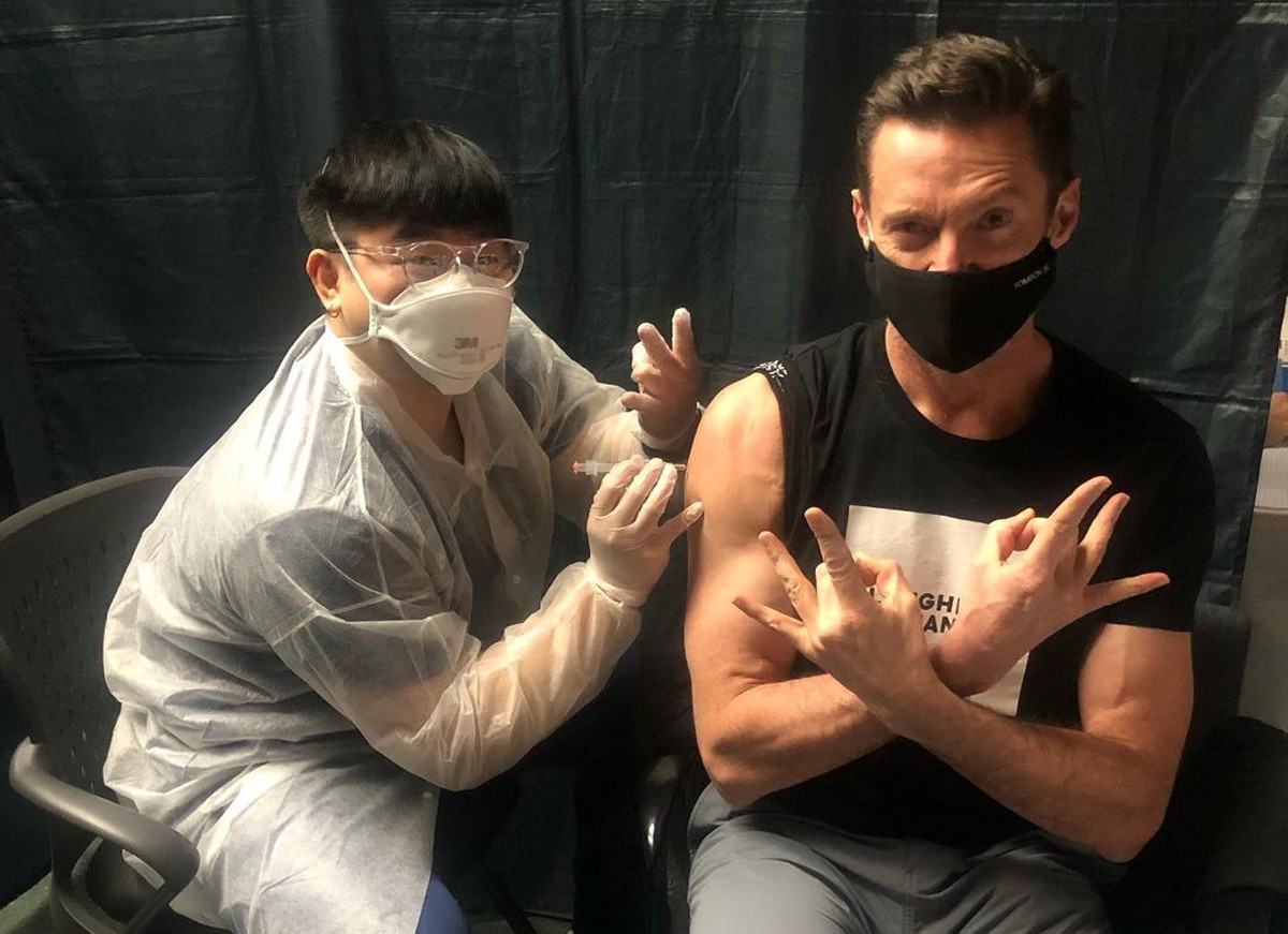 Hugh Jackman é vacinado contra a Covid (Foto: Reprodução / Instagram)