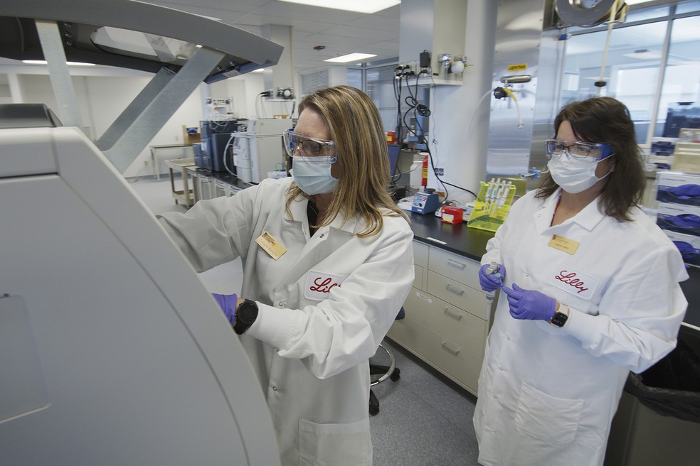Empresas testam drogas com anticorpos para tratar e prevenir a Covid-19 — Foto: David Morrison/Eli Lilly/AP