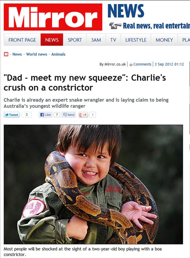 Charlie Parker brinca com cobra de 2,5 metros. (Foto: Reprodução/Daily Mirror)