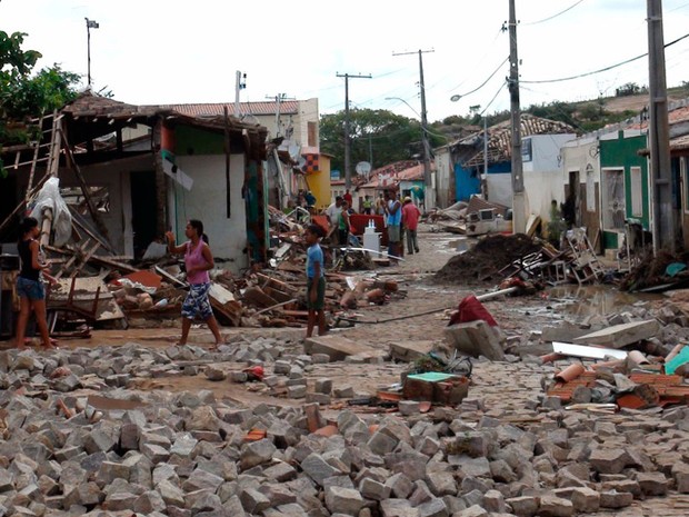 Após temporal, moradores transitam em cenário de destruição da pequena cidade da Chapada Diamantina  (Foto: Ruan Melo/G1)