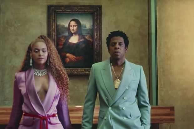 Cena de Apeshit, clipe de Beyoncé e Jay-Z (Foto: Reprodução/YouTube)