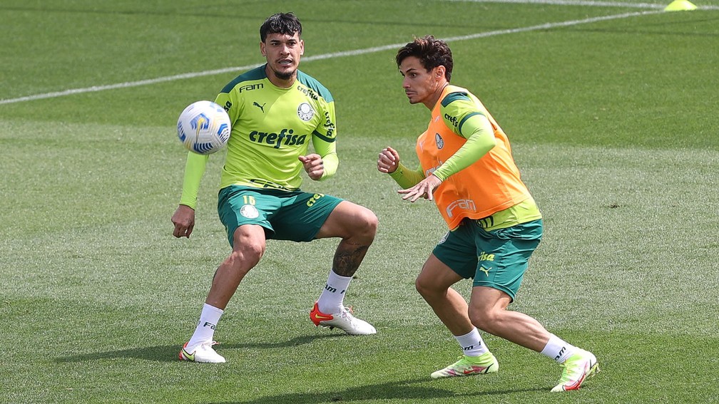 Gómez e Raphael Veiga em disputa no treino do Palmeiras — Foto: Cesar Greco\Palmeiras