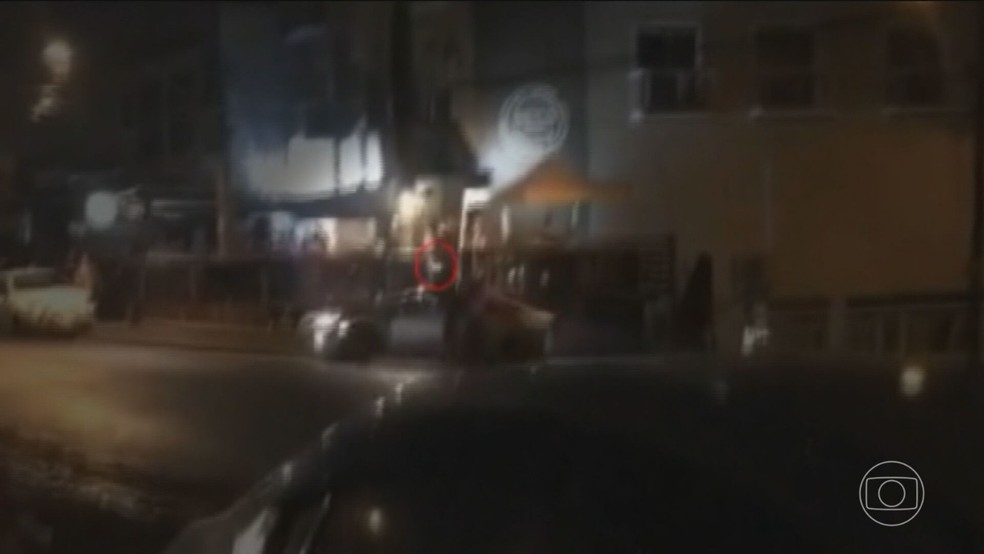 Imagem que mostra o início do tiroteio, de fora pra dentro do bar — Foto: Reprodução