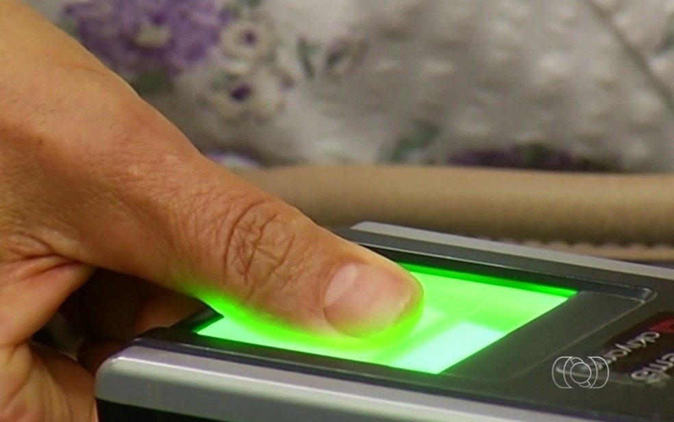 Eleitor durante registro do cadastramento biométrico (Foto: Reprodução/TV Anhanguera)