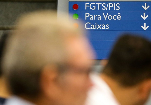 Agências da Caixa atendem trabalhadores que querem sacar contas inativas de FGTS (Foto: Marcelo Camargo/Agência Brasil)