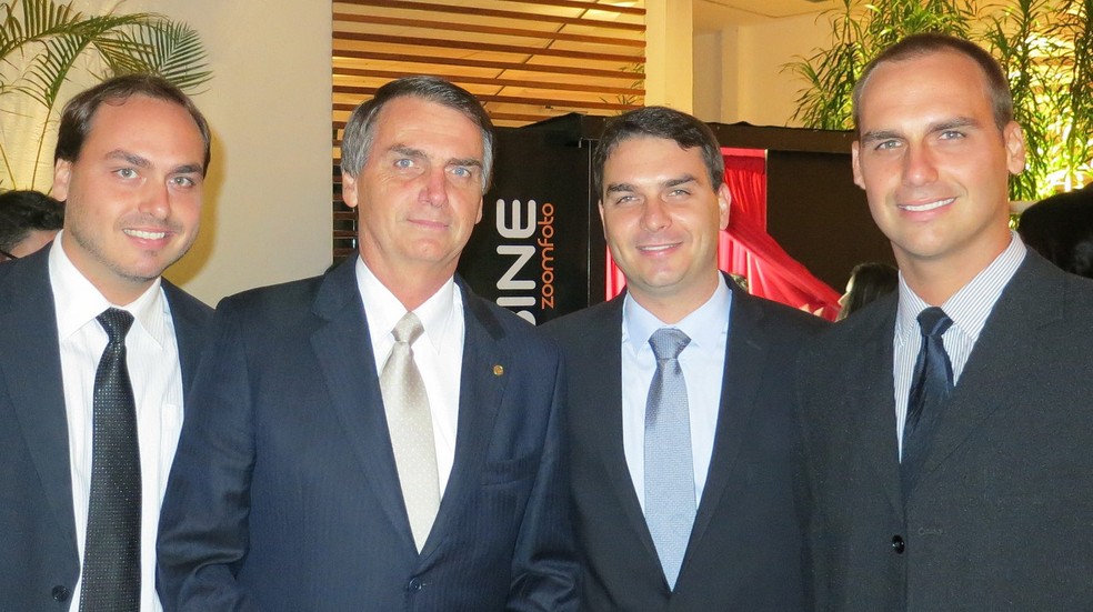 Jair Bolsonaro com os filhos Carlos, FlÃ¡vio e Eduardo (da esq. para a dir.) â€” Foto: Flickr/famÃ­lia Bolsonaro