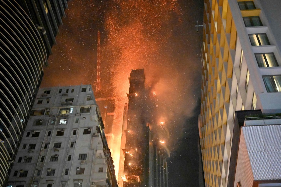 Incêndio atinge arranha-céu em construção e deixa ao menos dois feridos, em  Hong Kong; veja vídeo | Época | O Globo