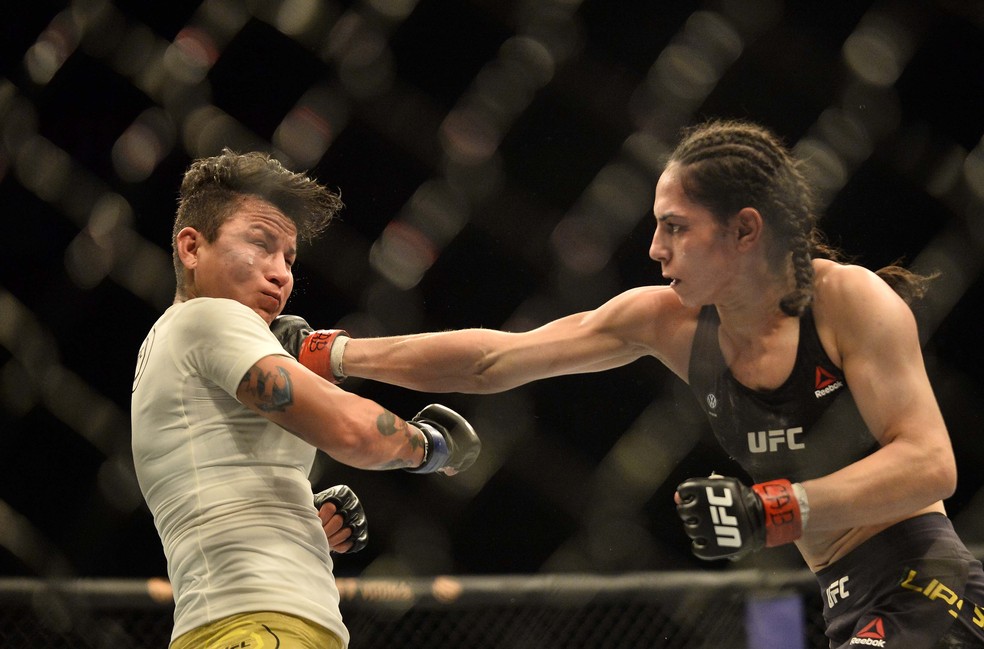 Ariane Lipski golpeia Isabela de Pádua no UFC São Paulo — Foto: Marcos Ribolli