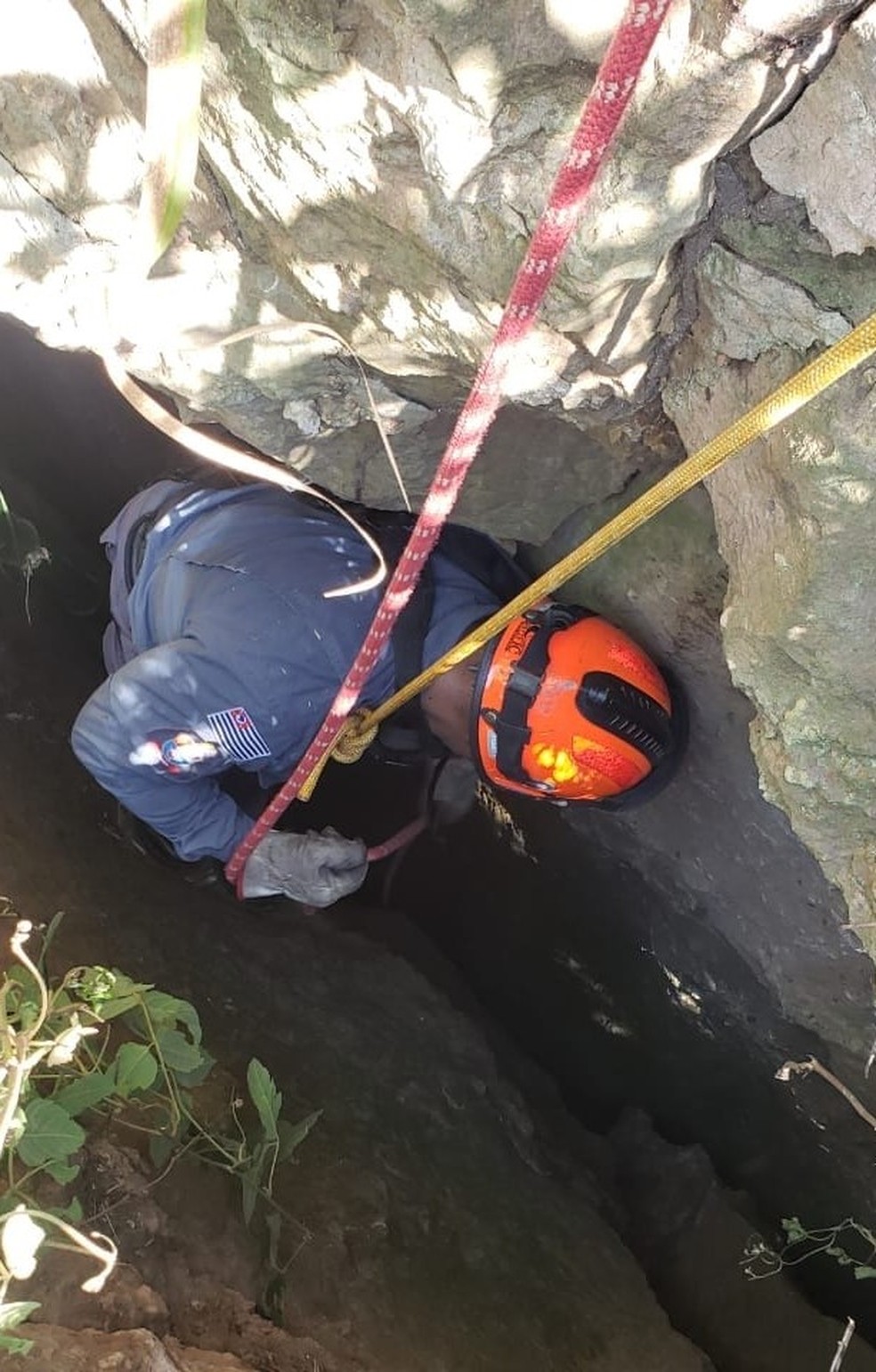 Fenda tinha mais de 8 metros de profundidade e bombeiros relataram risco de desmoronamento das paredes — Foto: Corpo de Bombeiros/Divulgação