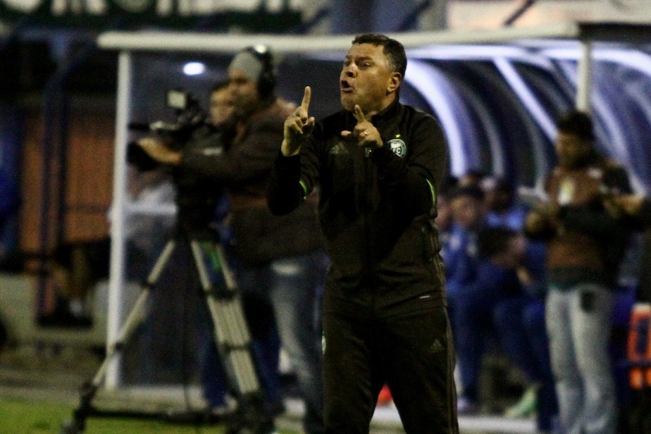 Após goleada para a Ponte, Coritiba anuncia demissão do técnico Pachequinho 