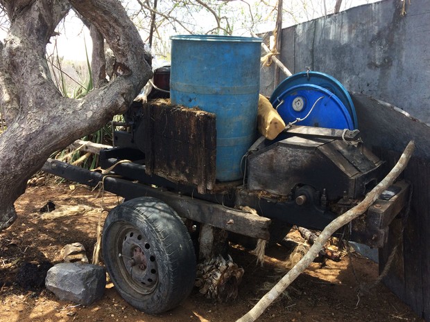 Em diversas comunidades, máquinas que desfibram sisal estão paradas (Foto: Henrique Mendes / G1)