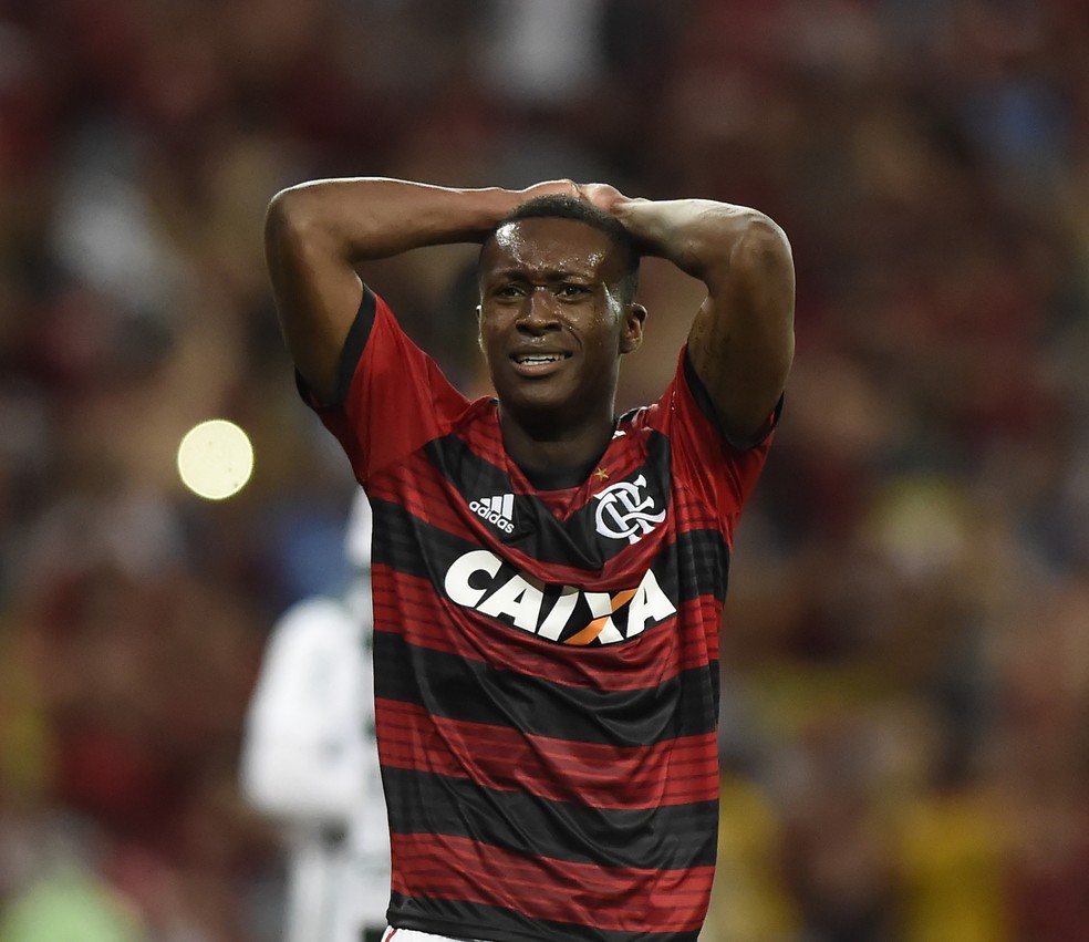 Flamengo vai precisar encorpar o elenco devido ao fim dos emprstimos de Marlos (foto) e Geuvnio   Foto: Andr Duro
