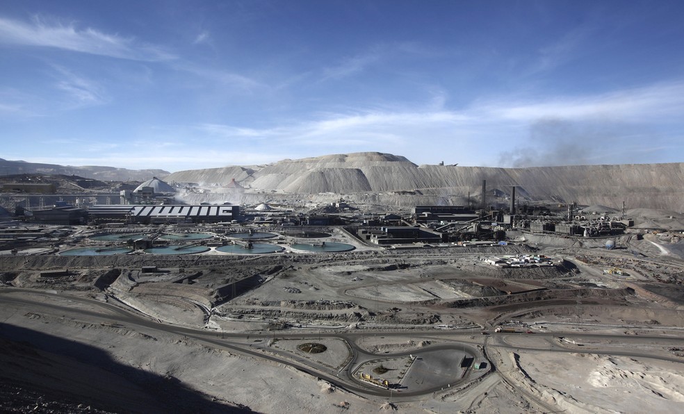 A mina de cobre a céu aberto Chuquicamata, que pertence à produtora de cobre estatal do Chile, Codelco, em foto de abril de 2011. — Foto: Ivan Alvarado/Arquivo/Reuters